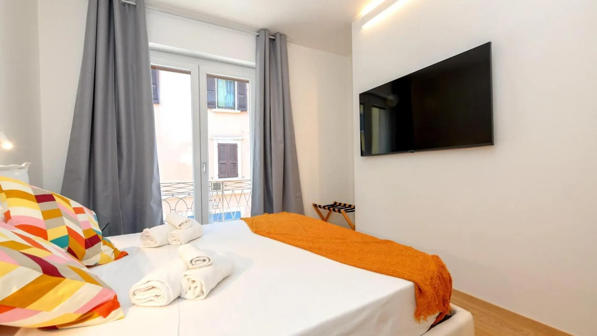 Desenzanoloft Official Partner Marriott Homes & Villas - The Lake Giant - Renovated 2025 - Lake View Desenzano del Garda 0*,
