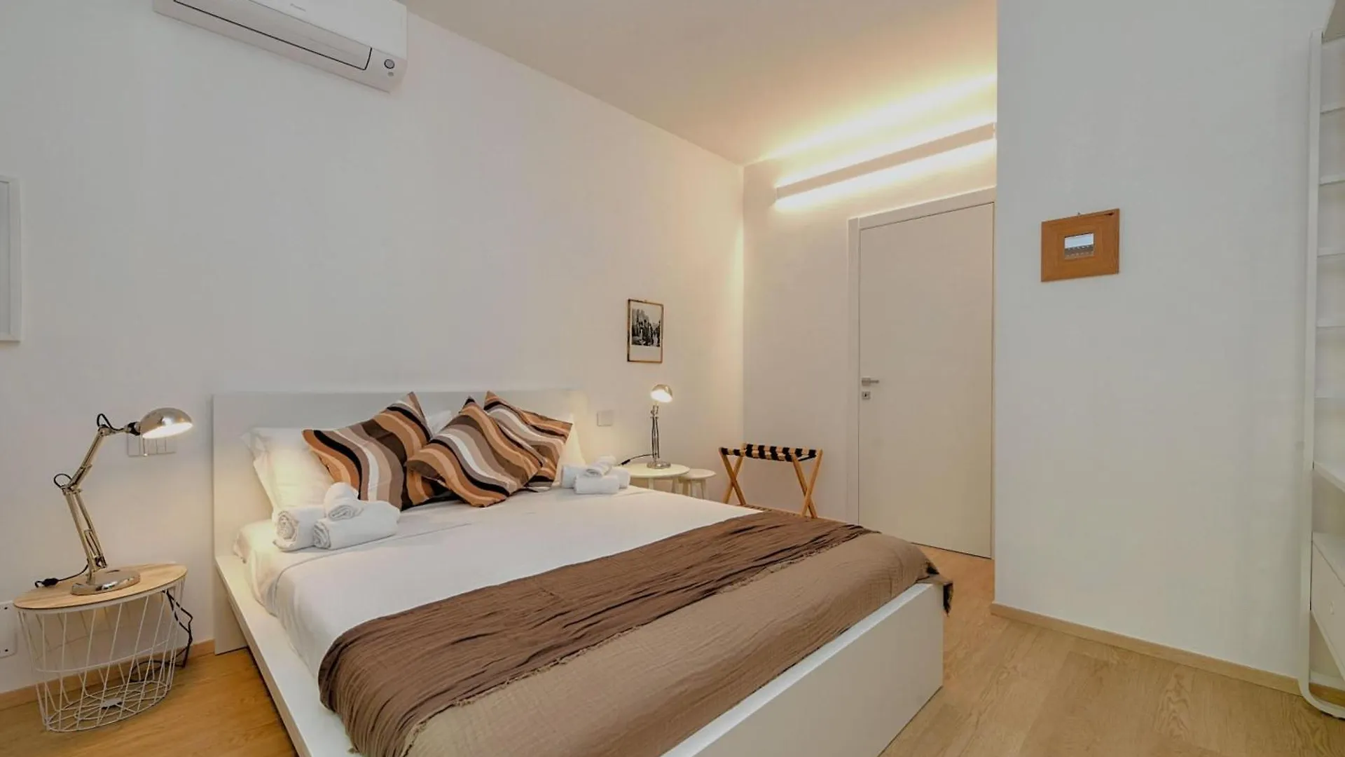 Desenzanoloft Official Partner Marriott Homes & Villas - The Lake Giant - Renovated 2025 - Lake View Desenzano del Garda Italia