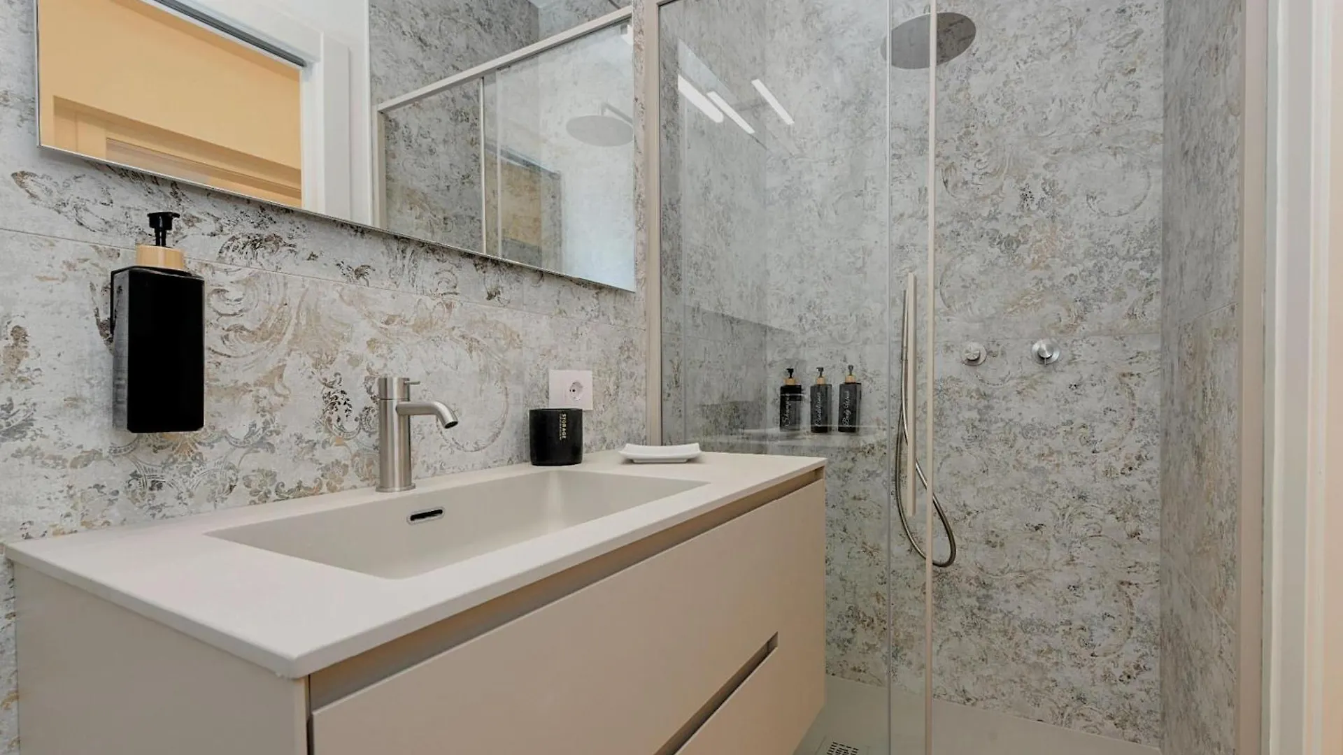 Desenzanoloft Official Partner Marriott Homes & Villas - The Lake Giant - Renovated 2025 - Lake View Desenzano del Garda Italia